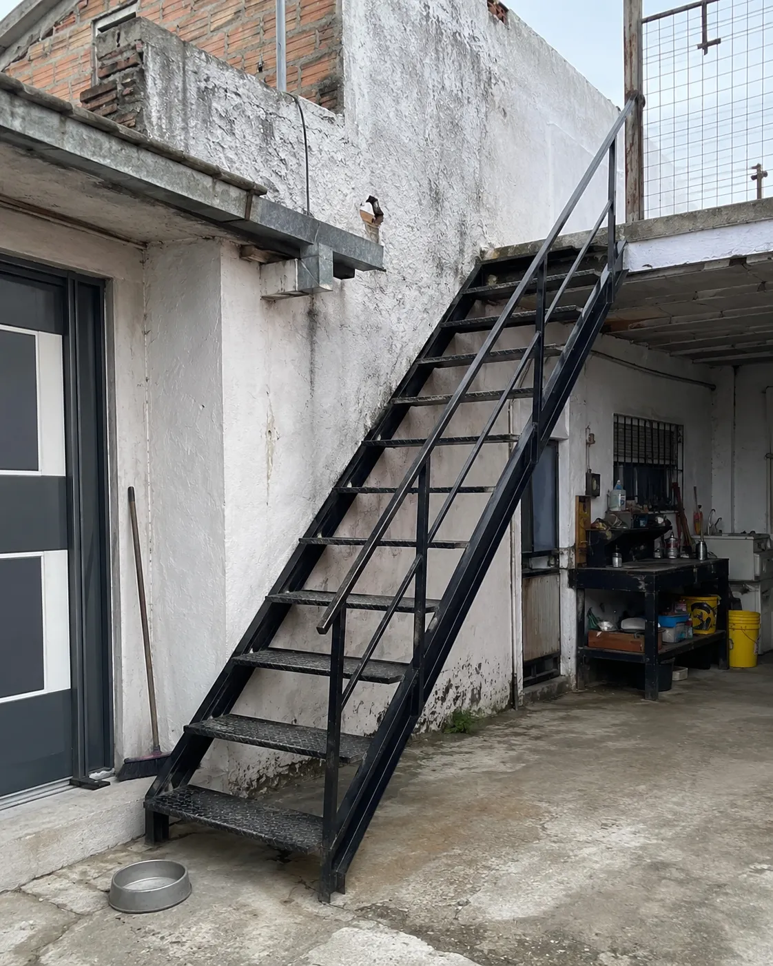 Escalera exterior de hierro — trabajo de herrería de Hierro Fach